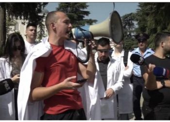 Studentët e mjekësisë, protestë para Parlamentit: Nuk pranojmë internim