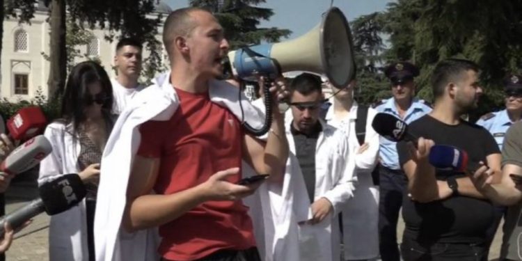 Studentët e mjekësisë, protestë para Parlamentit: Nuk pranojmë internim