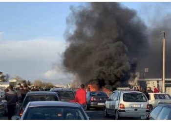Përfshihet nga flakët makina te rrethrrotullimi i Saukut në Tiranë, shpëton shoferi