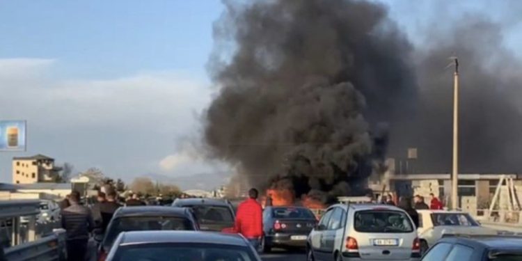 Përfshihet nga flakët makina te rrethrrotullimi i Saukut në Tiranë, shpëton shoferi