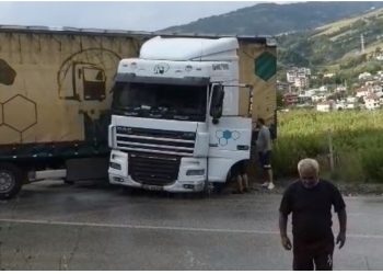 FOTO/ Aksident në Librazhd, trajleri del nga rruga