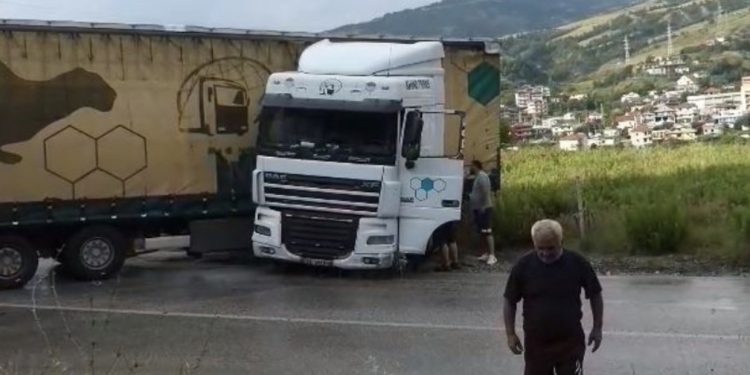 FOTO/ Aksident në Librazhd, trajleri del nga rruga