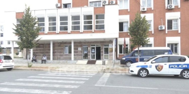 E lindi dhe e vdiq vajzën për 40 mijë lekë asistencë, Gjykata e Kukësit lë në arrest shtëpie “babain”