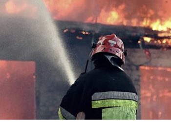 Shpërthen bombola e gazit! Komshiu vrapon të fikë zjarrin, djeg këmbën