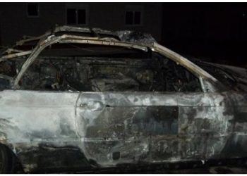 Atentati në Fushë Krujë! Brenda makinës me targa të vjedhura u gjetën tre kallashë