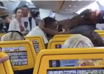 VIDEO/ Plas sherri në avion, pasagjerët u grindën për ulësen nga dritarja