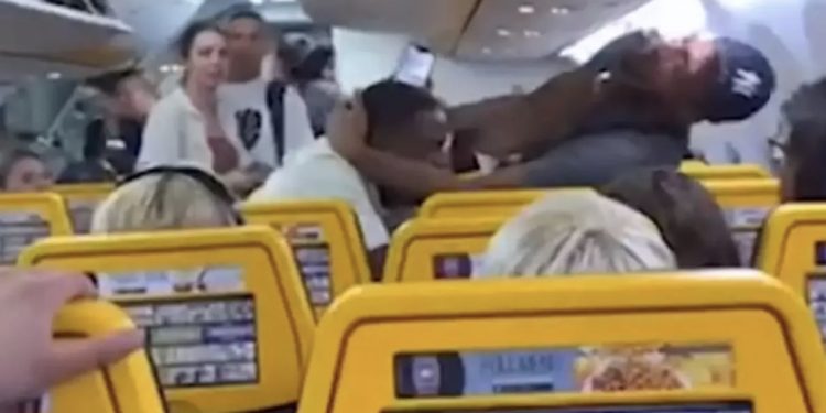 VIDEO/ Plas sherri në avion, pasagjerët u grindën për ulësen nga dritarja