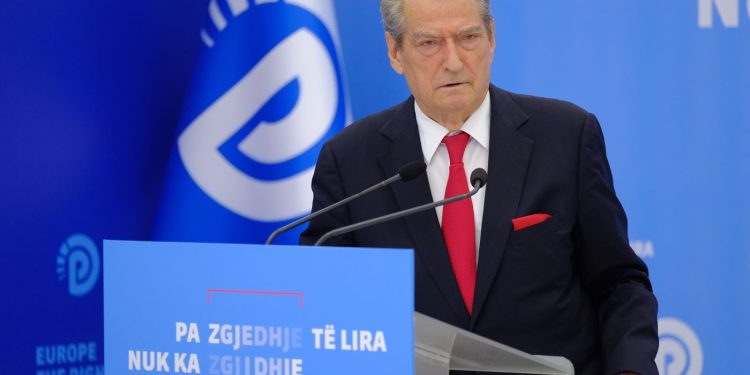 Arrestimi i Ahmetajt/ Berisha: Të tregojë ku ishte kur Rama i shkoi me avion për t’i imponuar firmosjen