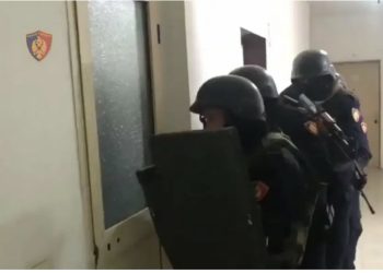 LAJM I FUNDIT/ Merren peng 4 turistë në Durrës