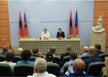 FOTO/ Ceremonia në Ministrinë e Brendshme, Balla pritet nga Çuçi: Javën e ardhshme bëj publike prioritetet