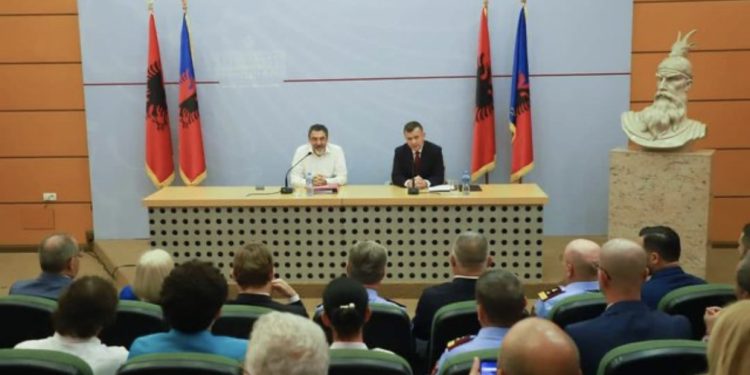 FOTO/ Ceremonia në Ministrinë e Brendshme, Balla pritet nga Çuçi: Javën e ardhshme bëj publike prioritetet