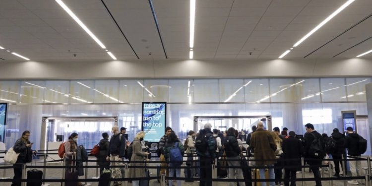 SHBA/ Përmbytje të mëdha dhe tornado, anulohen qindra fluturime në Nju Jork