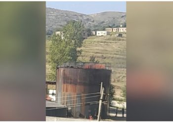 Zjarr në një pus nafte në Vlorë