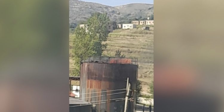 Zjarr në një pus nafte në Vlorë