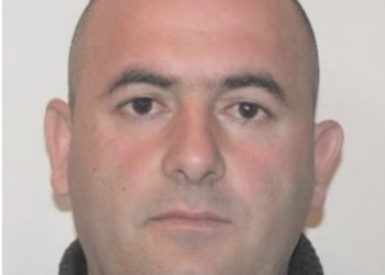 FOTO/ Ky është shënjestra, që u ka shpëtuar tre herë plumbave të kallashit