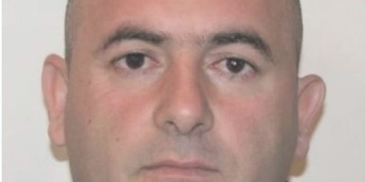 FOTO/ Ky është shënjestra, që u ka shpëtuar tre herë plumbave të kallashit