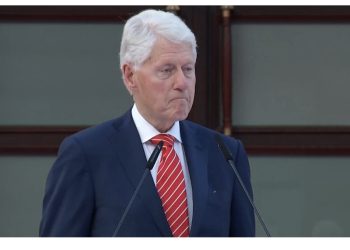 Bill Clinton në Tiranë: Këshilla ime, kurrë mos u shkurajoni dhe dëgjoni njëri tjetrin