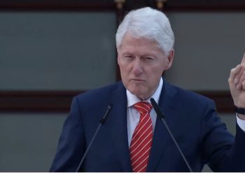 VIDEO/ Clinton tregon episodin që i ndodhi me shqiptarin: La tabakanë dhe u ul në gjunjë