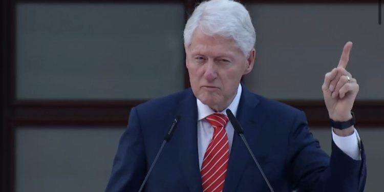 VIDEO/ Clinton tregon episodin që i ndodhi me shqiptarin: La tabakanë dhe u ul në gjunjë