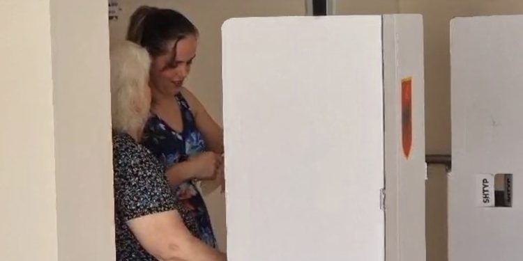 2 fletë votimi brenda kutisë dhe votim familjar, problemet në Rrogozhinë