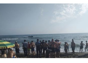 FOTO/ Lamtumirë me lot dhe dhimbje në Tiranë! Ky është babai që vdiq me dy fëmijët në det