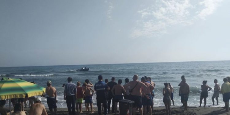 FOTO/ Lamtumirë me lot dhe dhimbje në Tiranë! Ky është babai që vdiq me dy fëmijët në det