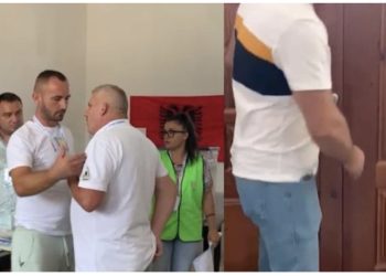 ZGJEDHJET/ Tensione në Rrogozhinë, vëzhguesi i PS mbyll gazetarët me çelës