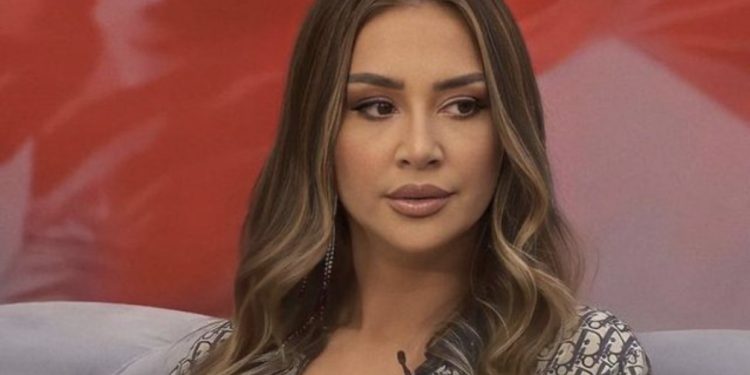 “O Zot kamarierja e Lushnjes në cover”/ Kiara nuk i kursehet ndjekëses pas ofendimeve në rrjetet sociale