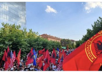 LIVE/ Veteranët mbushin sheshin, nis protesta kundër Albin Kurtit