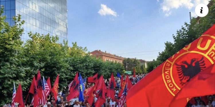 LIVE/ Veteranët mbushin sheshin, nis protesta kundër Albin Kurtit