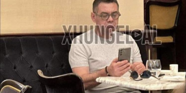 Arratia e Arben Ahmetaj, shfaqet në një tjetër aeroport: Nuk e ka kaluar Mesdheun