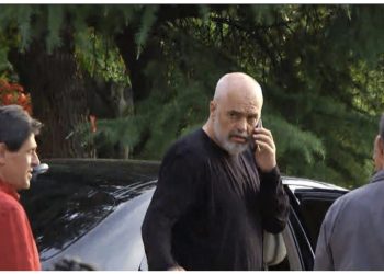 Ndryshimet në PS, Rama nuk komenton për gazetarët, ikën duke folur në celular