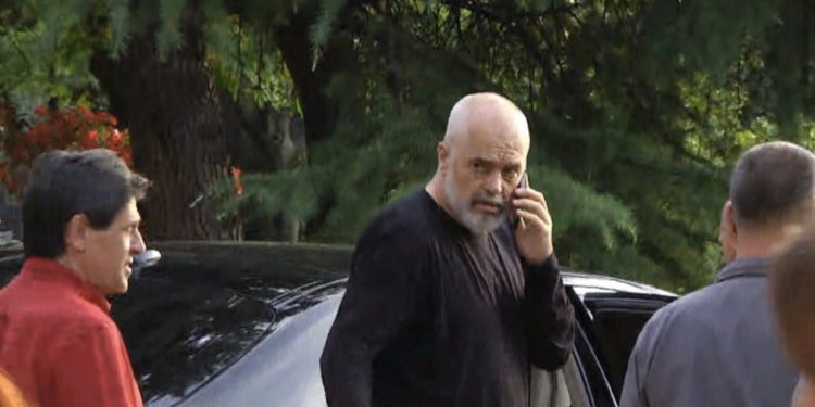 Ndryshimet në PS, Rama nuk komenton për gazetarët, ikën duke folur në celular