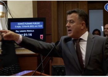 LIVE-Tension dhe sherr në Kuvend! Deputetët bllokojnë foltoren: O hajdutë!