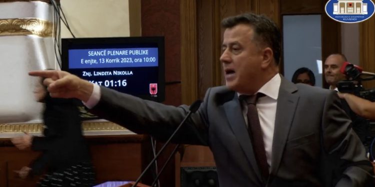 LIVE-Tension dhe sherr në Kuvend! Deputetët bllokojnë foltoren: O hajdutë!