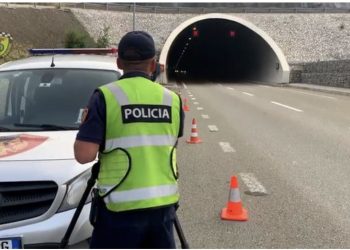 Policia, kontrolle në Rrugën e Kombit! Gjobit 135 shoferë, njeri prej tyre me 205 km/orë!