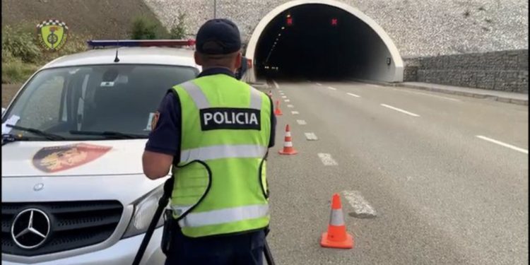 Policia, kontrolle në Rrugën e Kombit! Gjobit 135 shoferë, njeri prej tyre me 205 km/orë!