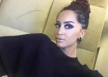 U tallën me muzikën e saj, Dafina Zeqiri i përgjigjet Aleksandër Gjokës dhe Elton Dedës