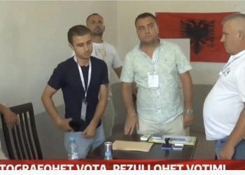 VIDEO/ Bllokohet procesi në një qendër votimi/ Debate të forta, kapet një grua duke fotografuar votën