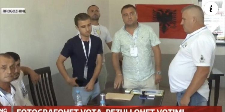 VIDEO/ Bllokohet procesi në një qendër votimi/ Debate të forta, kapet një grua duke fotografuar votën
