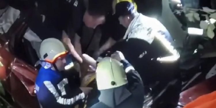 FOTO/ Makina ra në humnerë! Këta janë dy të rinjtë që vdiqën në Tiranë