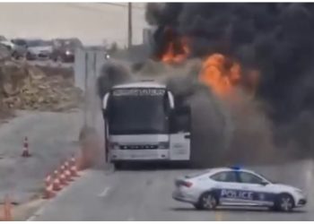 Përfshihet nga flakët një autobus udhëtarësh