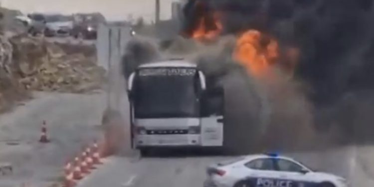Përfshihet nga flakët një autobus udhëtarësh