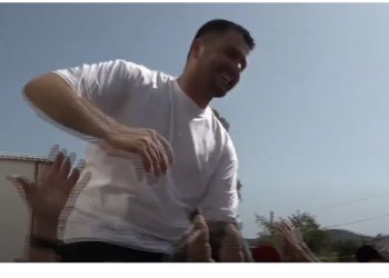 VIDEO/ Festë dhe lot gëzimi! Socialistët “hedhin” kryetarin e ri në ajër