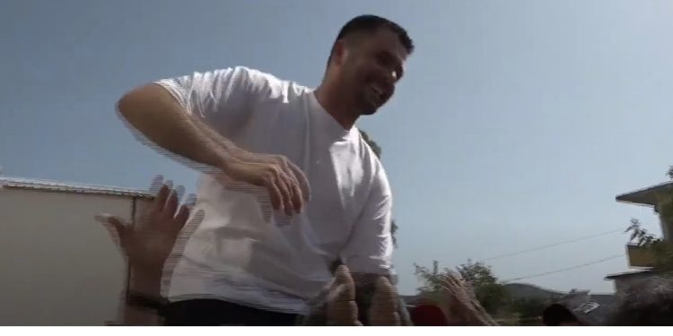 VIDEO/ Festë dhe lot gëzimi! Socialistët “hedhin” kryetarin e ri në ajër