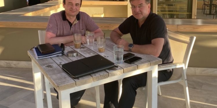 Kurti konsumon “frappe” me Lajçakun në Greqi: Moti ishte më i nxehtë se diskutimi ynë