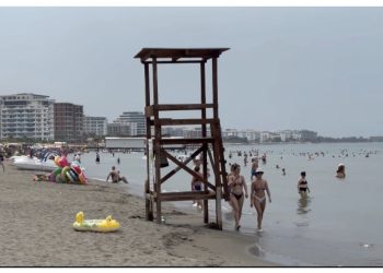 Parandalohet tragjedia në Shëngjin, shpëtohet nga mbytja 40-vjeçarja