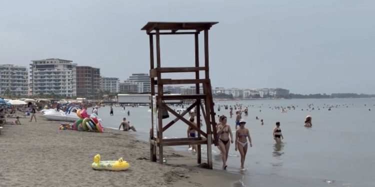 Parandalohet tragjedia në Shëngjin, shpëtohet nga mbytja 40-vjeçarja