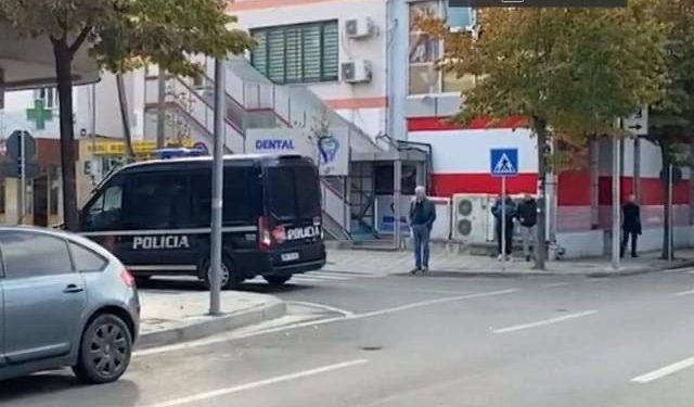 VIDEO/ Pasi i dhunoi, shoferi i Lindita Nikollës nxjerr pistoletën dhe qëllon 5 herë ndaj fqinjëve të tij