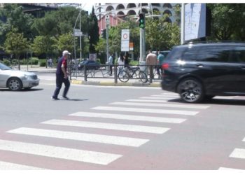 Policia nis gjobitjen e këmbësorëve që shkelin rregullat e trafikut